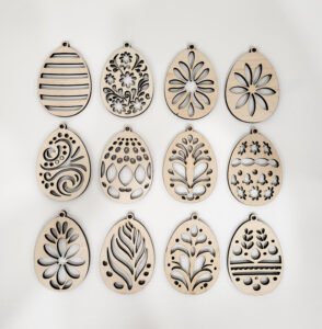 Velykiniai mediniai dekoratyviniai kiaušiniai pavasario šakų puokštei