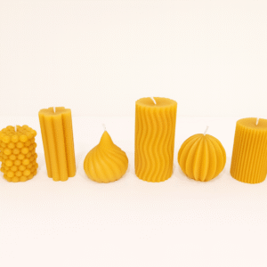 Bičių vaško žvakių kolekcija – geometrinės formos