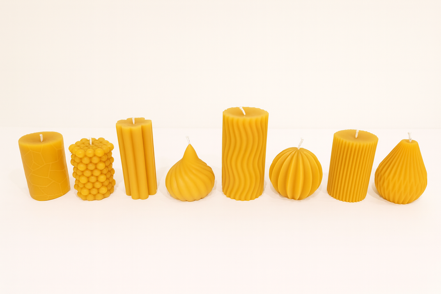 Bičių vaško žvakių kolekcija – geometrinės formos